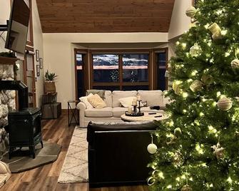 Huge Family Lake Michigan Vacation Home, 6 bedrooms. Amazing Views! - Saint Ignace - Living room