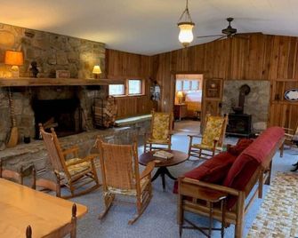 Closest Cabin to Old Rag & Steps to White Oak Canyon; 2 ponds w/ private creek - Syria - Living room