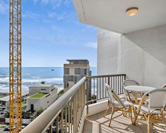Carrington Family Beach Getaway - Ocean View, Wifi - Main Beach - Balcony