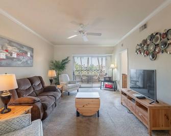 Resort Living In The Sun! - Mesa - Living room