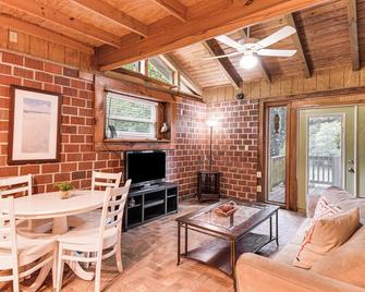 Riverfront Anglers Cabin in Fairhope with Deck! - Fairhope - Living room