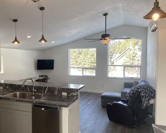 New hot tub in apartment close to everything outdoors - Mount Shasta - Cocina