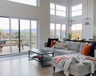 Chalet à Léo- Spacious & elegant, view of Jay Peak - Mansonville - Living room