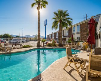 Motel 6 Tucson North - טוסון - בריכה