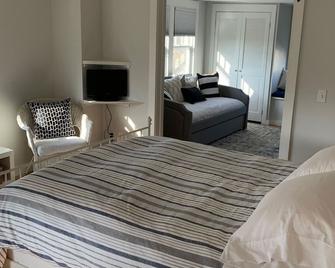Ideal Madison home just steps to the beach - Madison - Bedroom