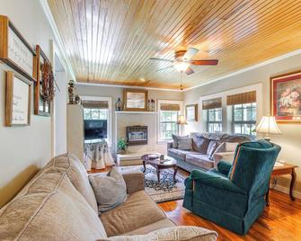 Charming Country Home with Yard - 14 Mi to Ole Miss! - Oxford - Sala de estar