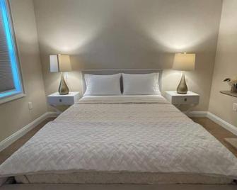 Long Beach NY Modern Retreat, Walk to the Beach - Long Beach - Bedroom