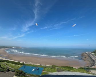 Marlborough Sea View Holiday Apartments - Scarborough - Beach