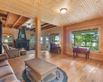 Lakeside 6-bedroom Cottage with Harbor - Alanson - Sala de estar