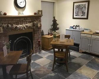 Deri-Down Guest House - Abergavenny - Dining room