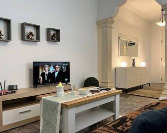 Deluxe family 2-bedroom apartment equipped with all amenities - Birżebbuġa - Living room