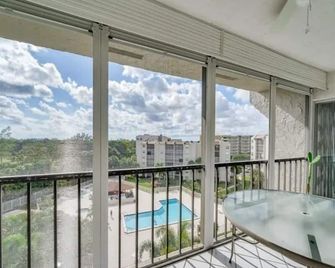 Cozy 3-bedroom condo with WiFi, AC in marvelous Lauderhill - Lauderhill - Balcony