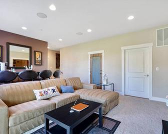2br Hideaway: Bar Vibes, Game & Lego Joy @bellevue - Bellevue - Living room