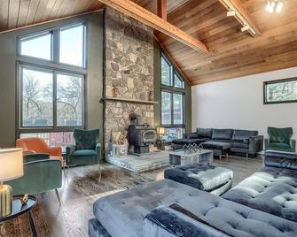 7br Monroe Getaway: Pool, Hot Tub, & Huge Living Space - Monroe - Living room