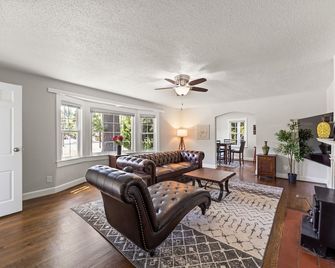 Perfect Lindley Park location - Minutes from GAC, Coliseum, Restaurants and Pubs - Greensboro - Living room