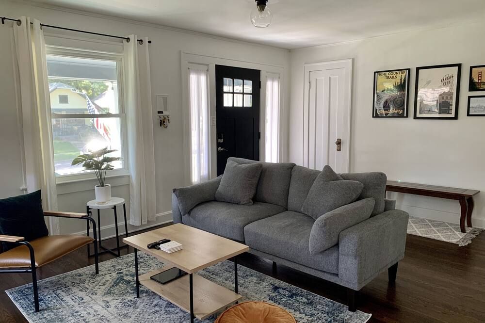 Charming Brookside Bungalow - קנזס סיטי - סלון