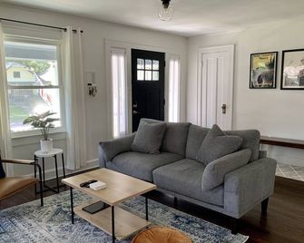 Charming Brookside Bungalow - Kansas City - Living room