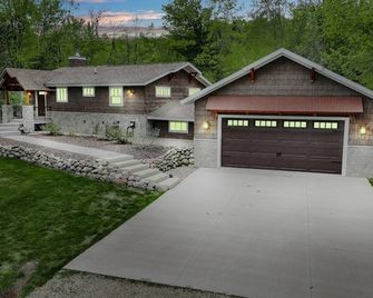 Riverside Retreat -Rustic Modern Home/River Views - Mountain - Edificio