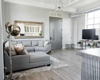 2 Luxury Suites - Full Kitchen, 1 Kitchenette, 2 King Bed, 1 Full, 1 Twin,2 Bath - Logan - Living room