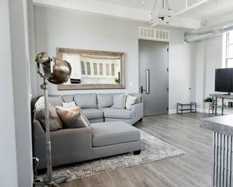 2 Luxury Suites - Full Kitchen, 1 Kitchenette, 2 King Bed, 1 Full, 1 Twin,2 Bath - Logan - Sala de estar