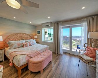 Ocean View w Pool TennisPickleball Beach Access Summer Love by AvantStay - Port Aransas