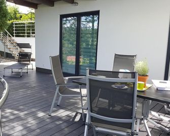 New spacious holiday home on Lake Tollensesee, free of charge. Wireless Internet access - Gross Nemerow - Balkón