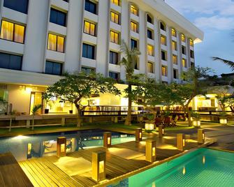 Hotel Prima Cirebon - Cirebon - Zwembad