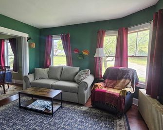 Gorgeous water views, cozy and spacious! Walk to restaurants /pubs & beaches!! - Lubec - Sala de estar