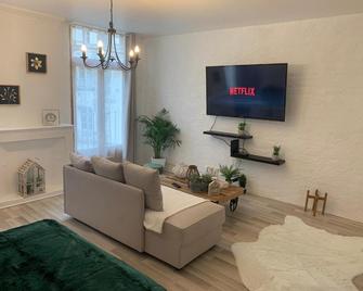 Le GREEN & PEACE Centre Historique, en face du musée du Pilori, à 2mn à pied de l'hyper centre et proche toutes commodités, WIFI-Netflix - Niort - Sala de estar