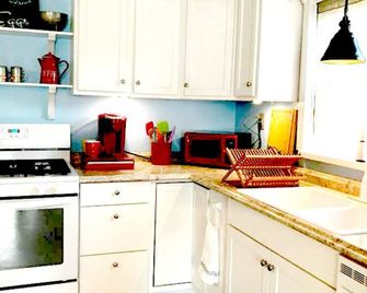 Old Woodland Acres' Country-Chic Cottage - Charleston - Kitchen