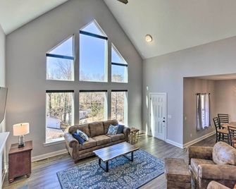 Family Home with Views about 5 Mi to Downtown Asheville! - 阿什維爾 - 客廳