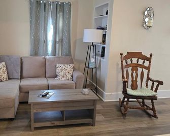 Shawnee Forest Retreat, Suite B, near Garden of the Gods! - Harrisburg - Living room