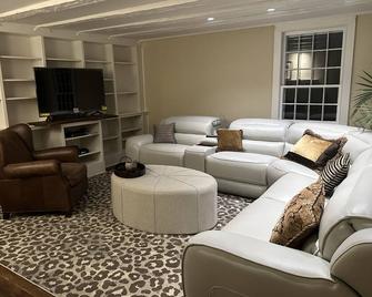Historic Luxury Farmhouse with Serene Pond - North Salem - Living room
