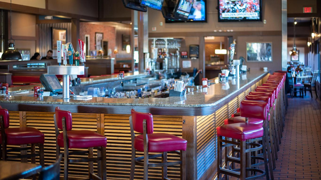 هوليداي إن آند سويتس أكروس فروم يونيفيرسال أورلاندو باي آيتش جي