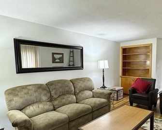 Charming 3-bedroom ranch house in wonderful central Vestal with WiFi, AC - Vestal - Sala de estar