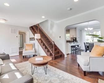 Luxury Middleburg Manor with 4 Bedrooms 2 Baths - Middleburg - Living room