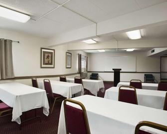Ramada by Wyndham Pittsburgh/New Stanton - New Stanton - Restaurant