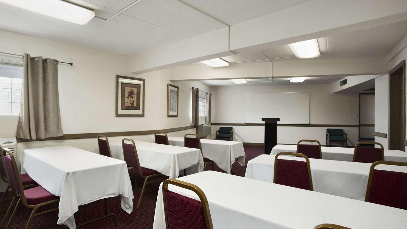 Ramada by Wyndham Pittsburgh/New Stanton