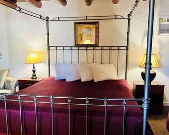 Cottonwood Court Motel - סנטה פה - חדר שינה