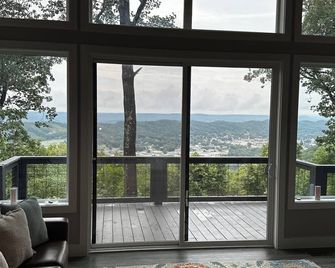 The Lookout on Lookout! Modern 2BR cabin with a hot tub! Overlooking downtown! - Fort Payne - Balkon