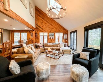 Expansive 3800 ft.² Home | Private Gym & Hot Tub! - North Conway - Living room