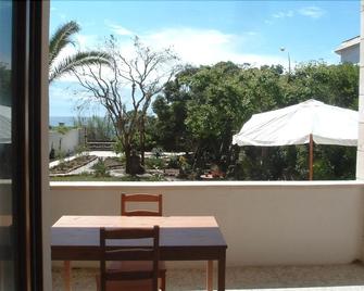 B&B Villa Dongiovanni - Pulsano - Balcón