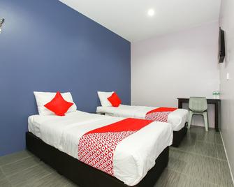 OYO 89332 De Hotel - Teluk Intan - Bedroom