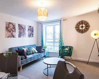 Coventry City Gem Sleeps 2 with Free Parking - Coventry - Living room