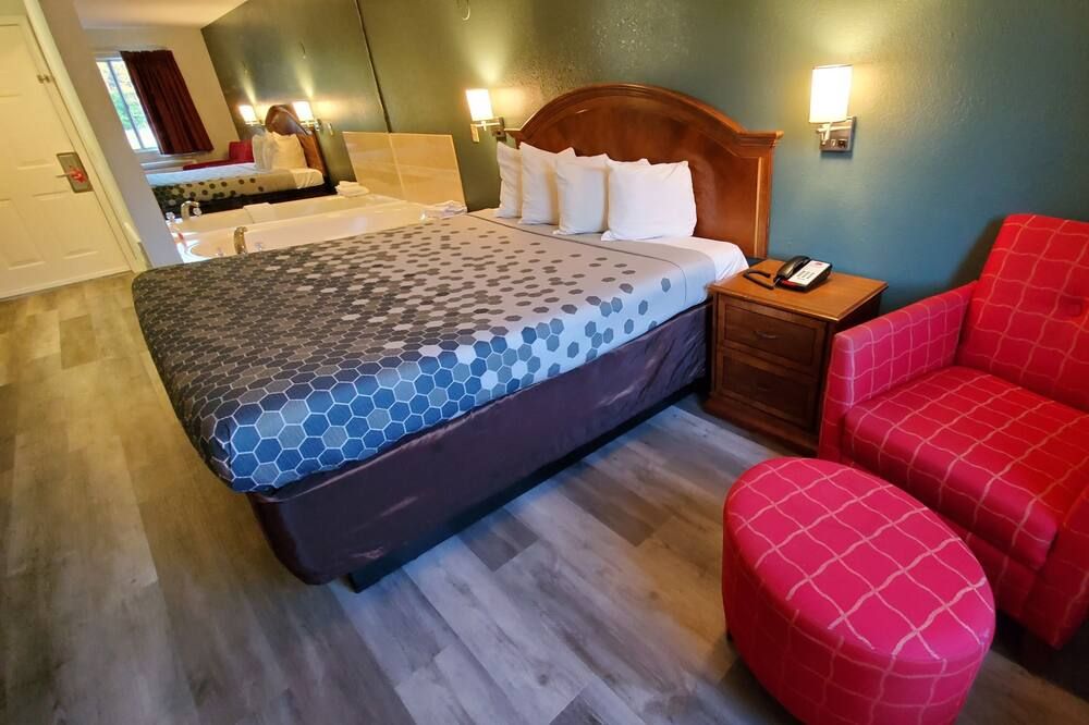 Bedroom view of Stonewood Inn & Suites of Carrollton - Smithfield