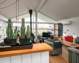 Spacious Holiday Home in Millinge With Whirlpool - Millinge - Living room