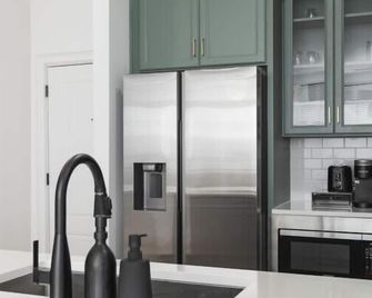 Condo with Free Parking, 3 miles Downtown, near Restaurants - Nashville - Servicio de la habitación