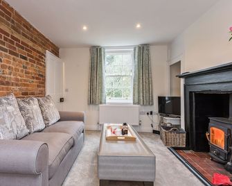 4 bedroom accommodation in Boldre, near Lymington - Lymington - Living room