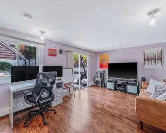 Charming 1-bedroom artist den with WiFi, AC in terrific Huntington - Huntington - Sala de estar