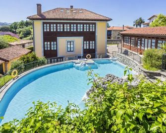 Apartamentos La Casona De Vidiago - Vidiago - Piscina